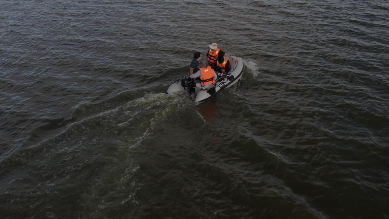 Extracción de un testigo de sedimentos para buscar la señal paleoclimática del fenómeno de El Niño  en el fondo de la laguna La Niña (región Piura, norte de Perú).